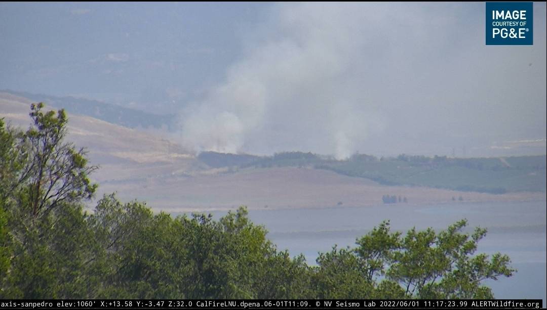 SearsFire in SonomaCounty has burned approx 3-5 acres according to @CALFIRELNU full response headed to incident