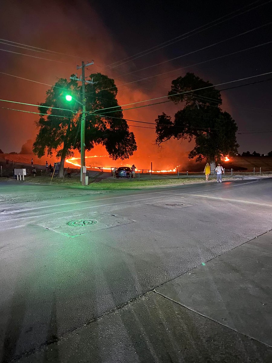 Active grass fire in the area of Isbell Road in Fort Worth / River Oaks. One of hundreds tonight across DFW.