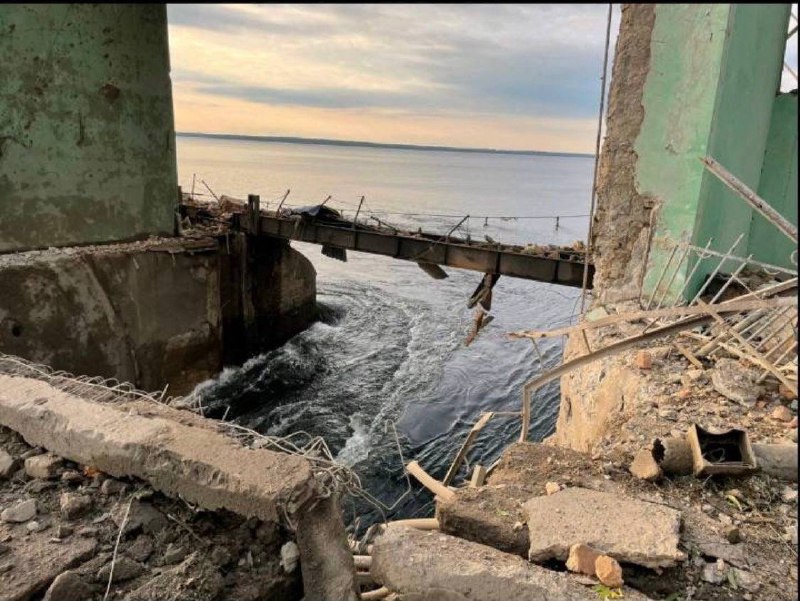 President Zelensky: The terrorist state continues to wage a war against civilians. This time – missile strikes on hydraulic structures and an attempt to flood Kryvyi Rih. All the occupiers can do is to sow panic, create an emergency situation, try to leave people without light, heat, water and food. Can it break us Not at all.Will they face a fair response and retribution Definitely yes.