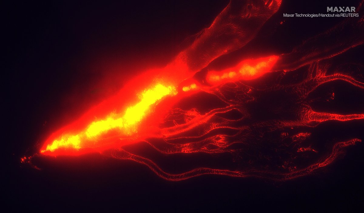 Satellite images show lava flowing from Hawaii's Mauna Loa volcano