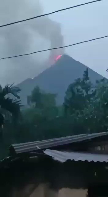 Volcano It erupts at the Karangetang volcano (Api Siau), located north of the island of Siau, Indonesia. Lava flows and a cloud of smoke. Karangetang is one of the most active volcanoes in Indonesia, with over 40 recorded eruptions since 1675