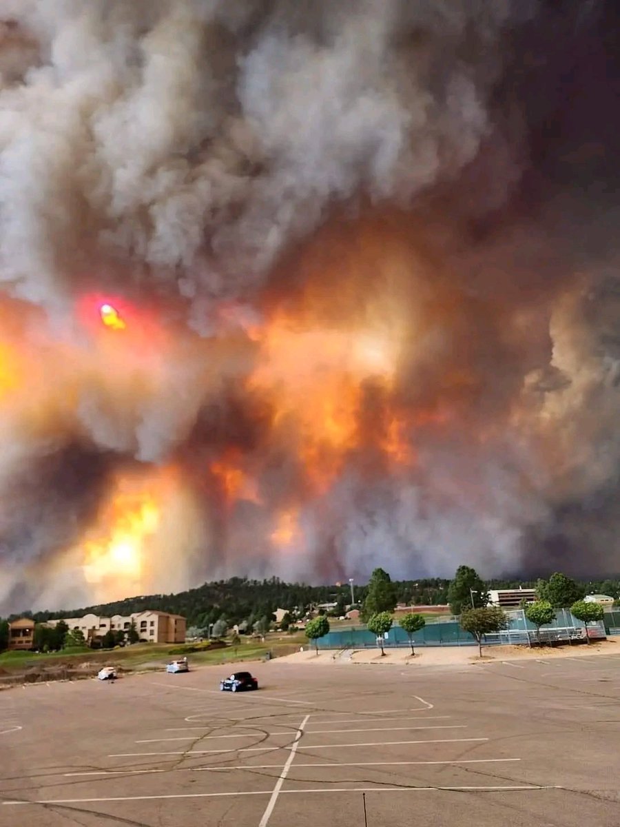 Major wildfire west of Ruidoso, NM triggering a traffic jam of evacuees trying to escape the ongoing blaze
