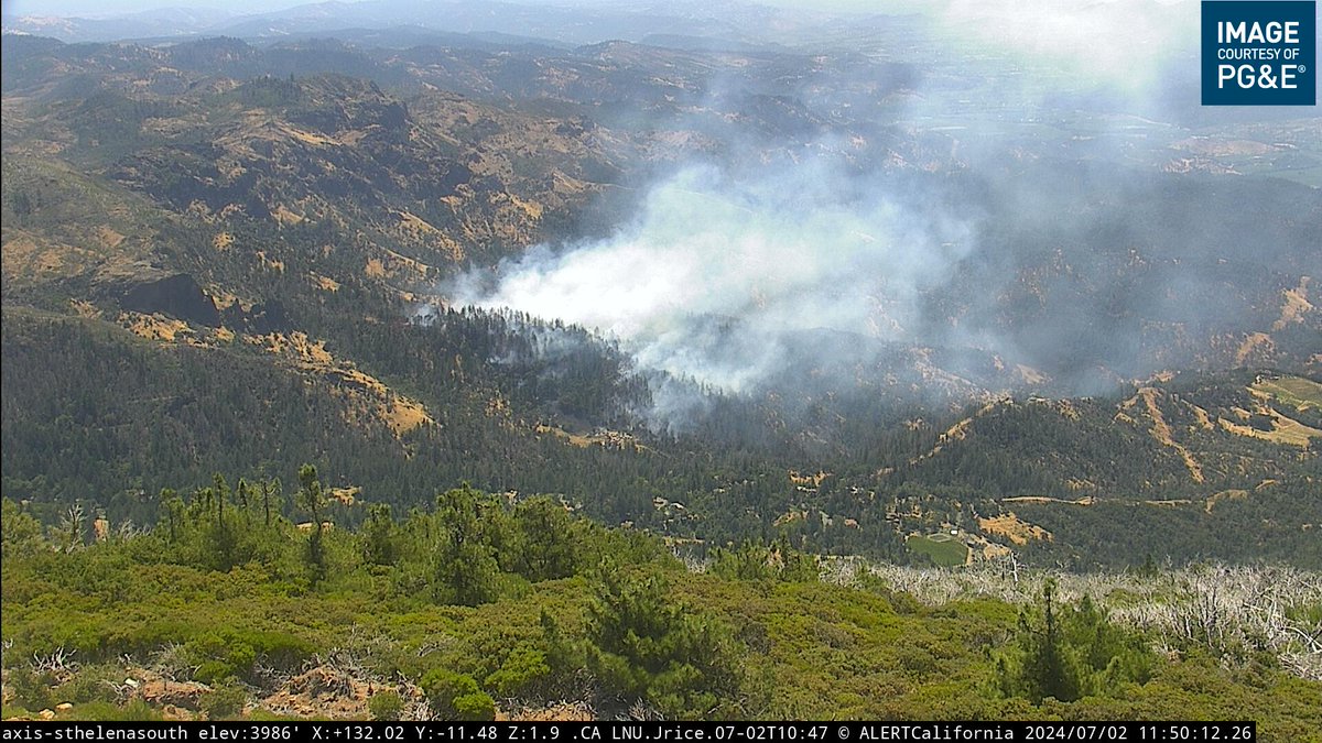 The TollFire as seen from a couple of @ALERTCalifornia cameras. This is burning to the north of Calistoga, growing to the southwest. With the offshore wind, smoke is likely to blow toward Santa Rosa and other communities in Sonoma county