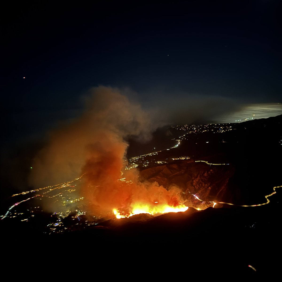 The FranklinFire in Malibu is spreading rapidly east of Malibu Canyon Rd in the direction of Serra Retreat, which is now under a mandatory EVACUATION ORDER