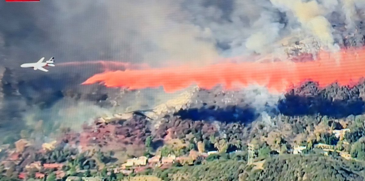 PalisadesFire Tanker 914 making a drop in Mandeville Canyon.