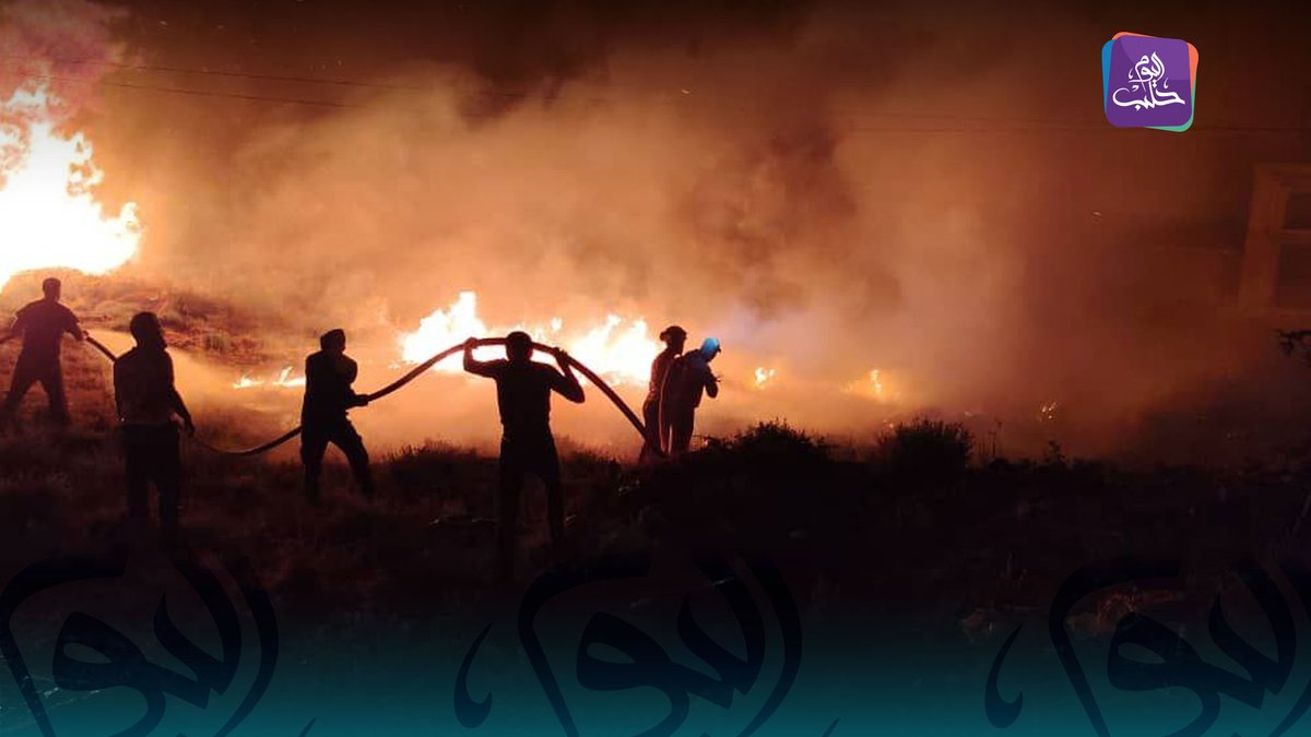 Brandweerlieden beheersen, met de hulp van lokale bewoners, een bosbrand in het dorp Nahr al-Bared op het platteland van Hama.