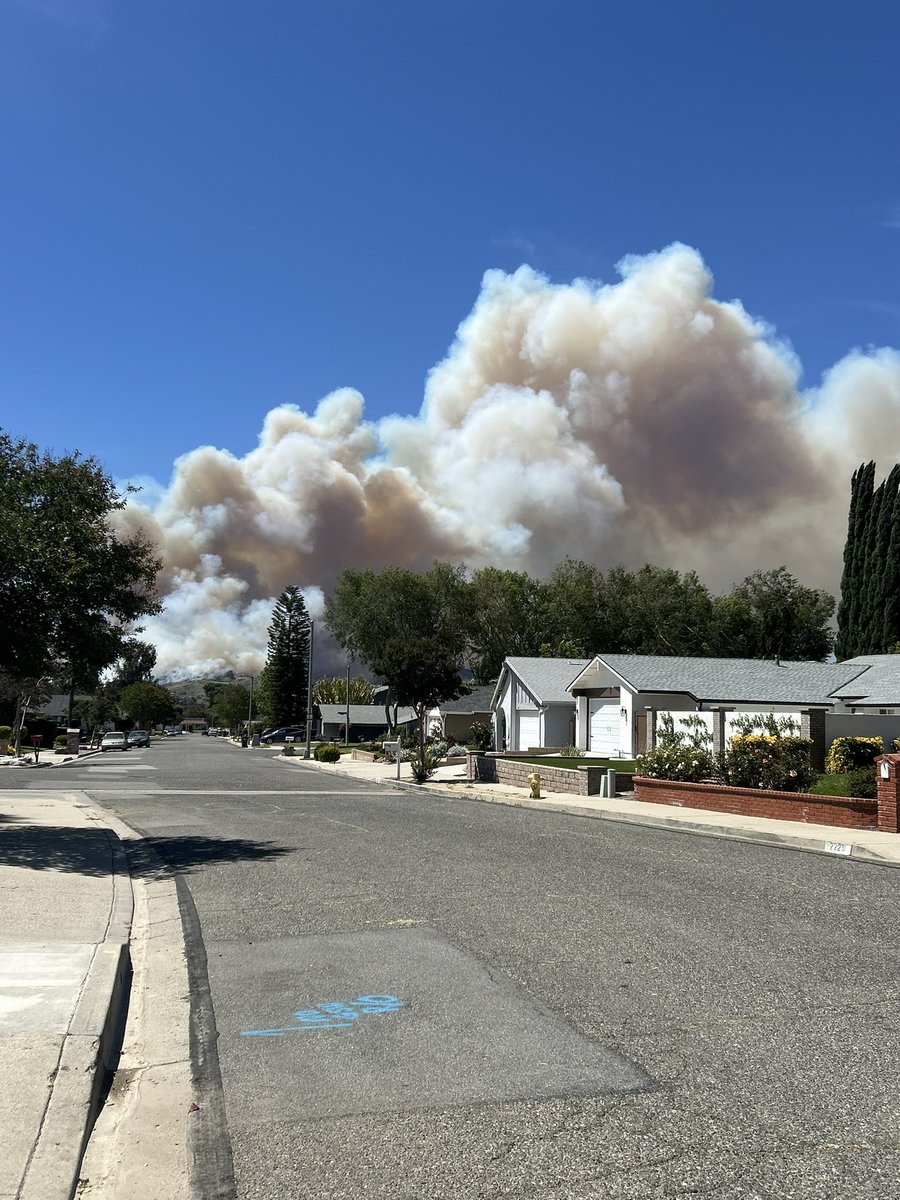 A fast-moving wildfire has erupted in Ventura County, CA, triggering evacuation orders and warnings across much of Simi Valley. Cal Fire says the blaze — now called the “Sandy Fire” — has already grown to nearly 200 acres