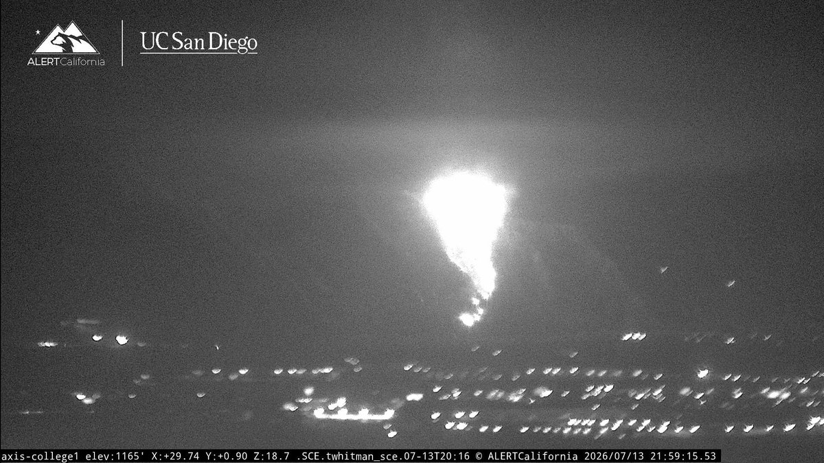 ZebraFire Current view of the Fire, Helitanker 55 is making direct drops on the Right Flank it's looking better at the moment as long as it doesn't burn into the next drainage.Current view of the ZebraFire the Right Flank just burned up another Drainage.